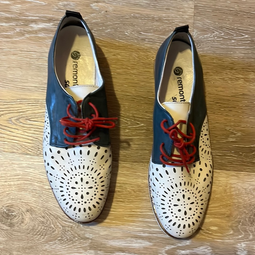 Remote soft saddle shoes. White, navy, with red laces